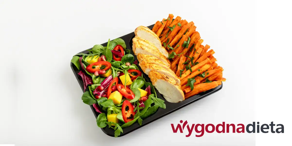 kurczak z frytkami z batata i mixem sałat z papryką i granatem w pudełku